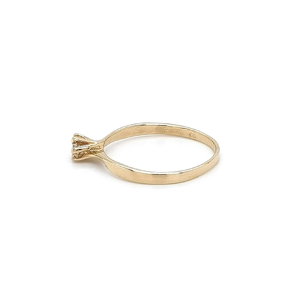 Nhẫn đính hôn bằng vàng với đá zircon