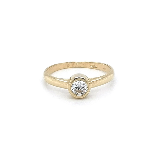 Nhẫn đính hôn bằng vàng với đá zircon
