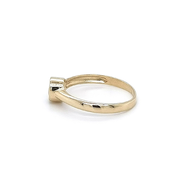 Nhẫn đính hôn bằng vàng với đá zircon