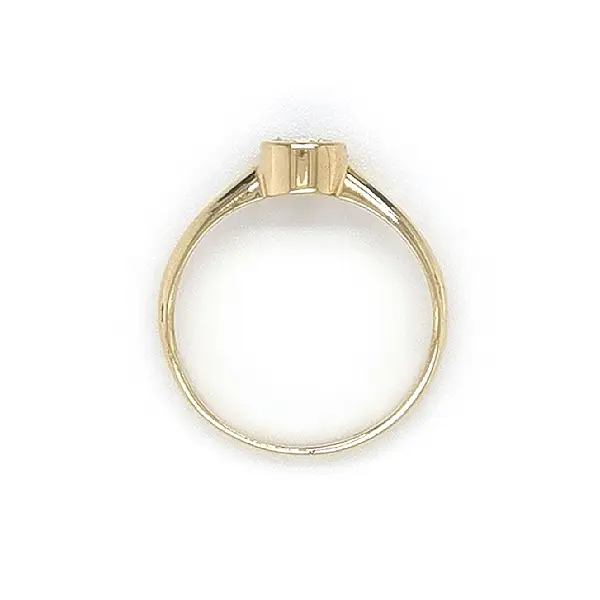 Nhẫn đính hôn bằng vàng với đá zircon