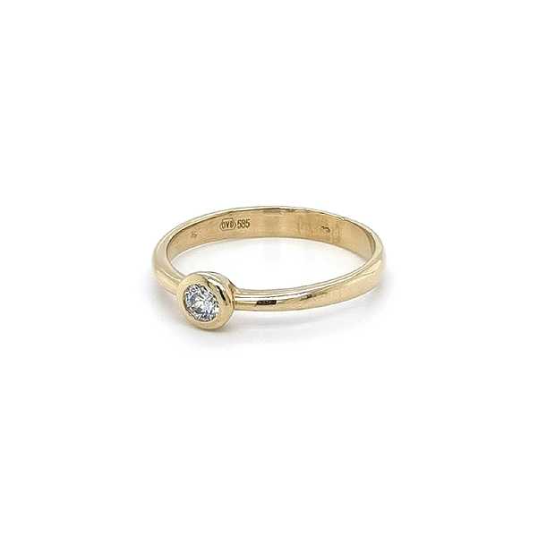 Nhẫn đính hôn bằng vàng với đá zircon
