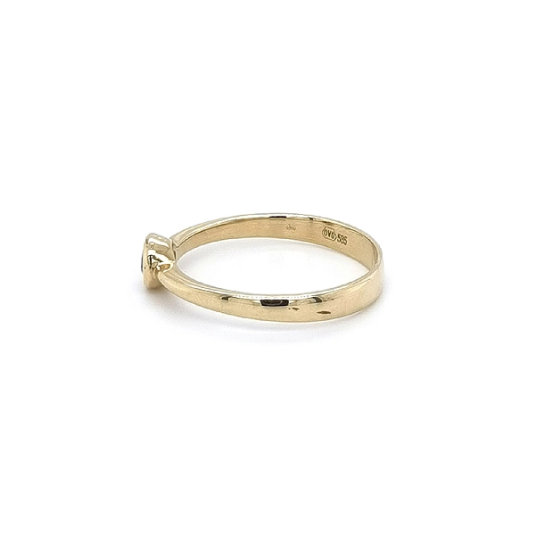 Nhẫn đính hôn bằng vàng với đá zircon