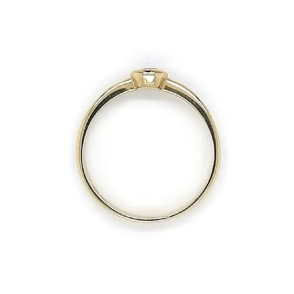 Nhẫn đính hôn bằng vàng với đá zircon