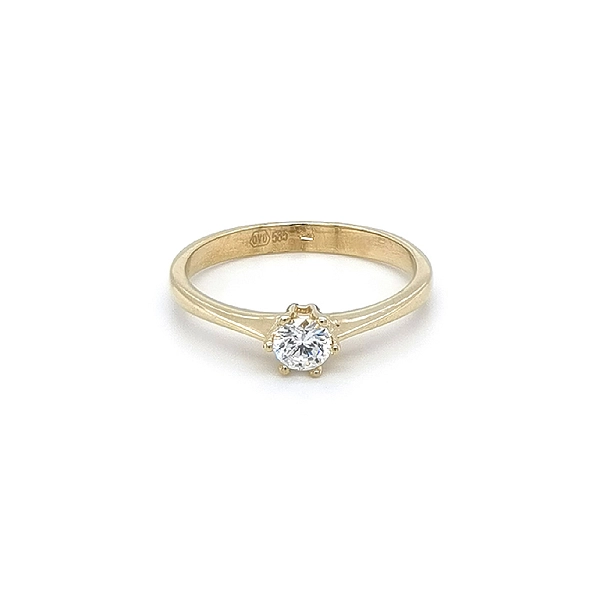 Nhẫn đính hôn bằng vàng với đá zircon