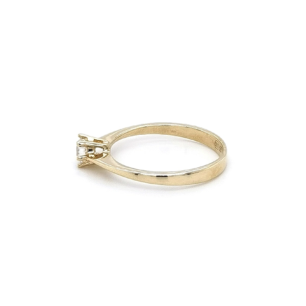 Nhẫn đính hôn bằng vàng với đá zircon