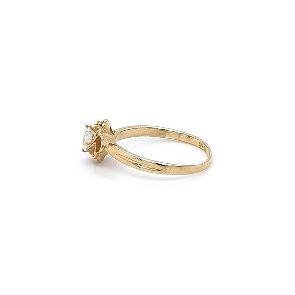 Nhẫn vàng lấp lánh hoa với viên zircon trung tâm