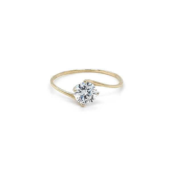 Nhẫn đính hôn bằng vàng với đá zircon