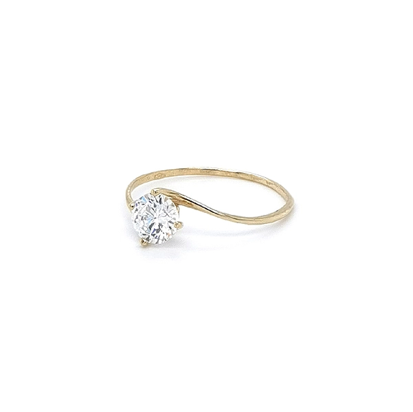 Nhẫn đính hôn bằng vàng với đá zircon