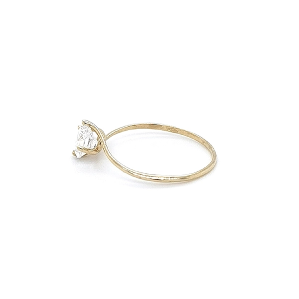 Nhẫn đính hôn bằng vàng với đá zircon