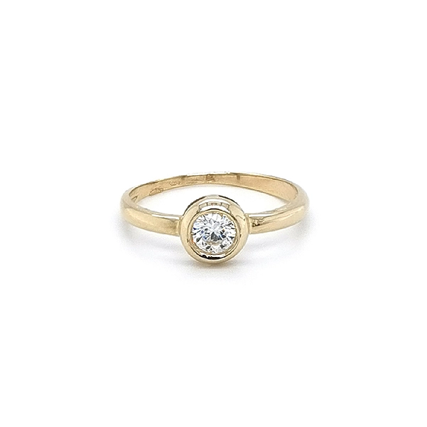 Nhẫn đính hôn bằng vàng với đá zircon