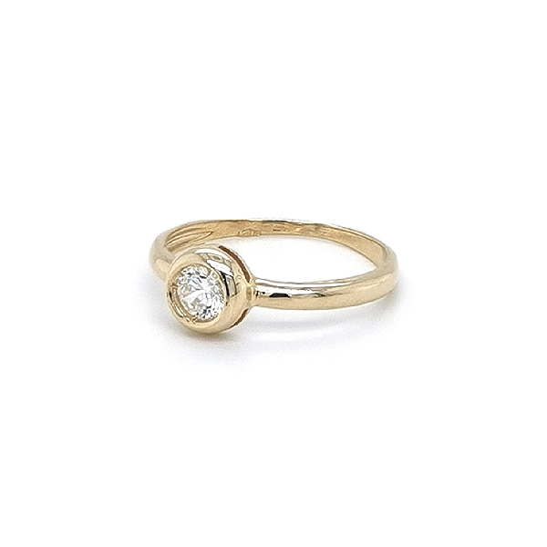 Nhẫn đính hôn bằng vàng với đá zircon