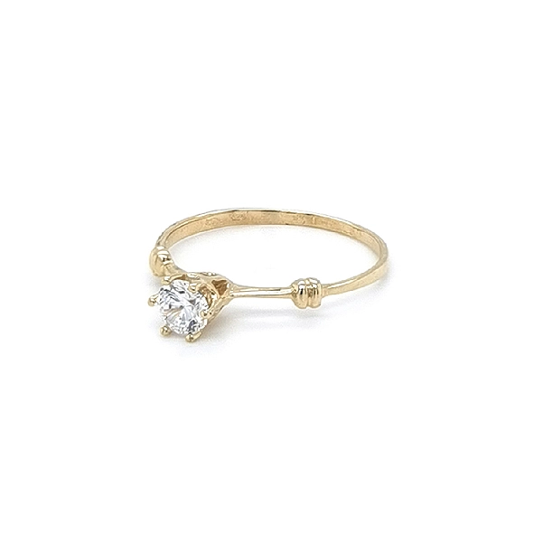 Nhẫn đính hôn bằng vàng với đá zircon