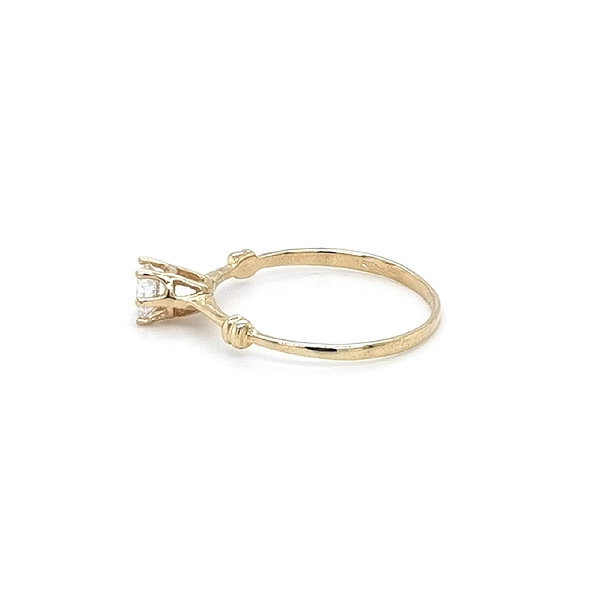 Nhẫn đính hôn bằng vàng với đá zircon
