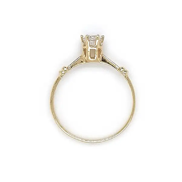 Nhẫn đính hôn bằng vàng với đá zircon