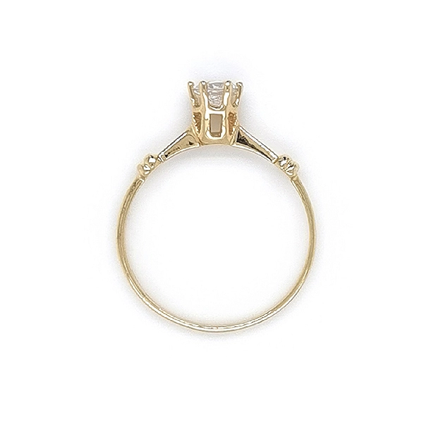 Nhẫn đính hôn bằng vàng với đá zircon