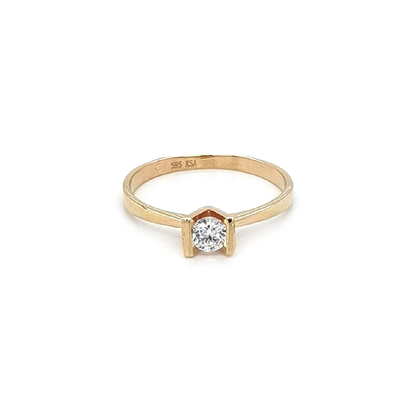 Nhẫn đính hôn bằng vàng với đá zircon