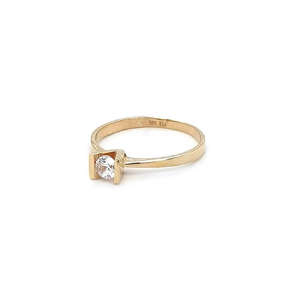 Nhẫn đính hôn bằng vàng với đá zircon