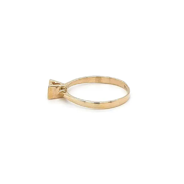 Nhẫn đính hôn bằng vàng với đá zircon