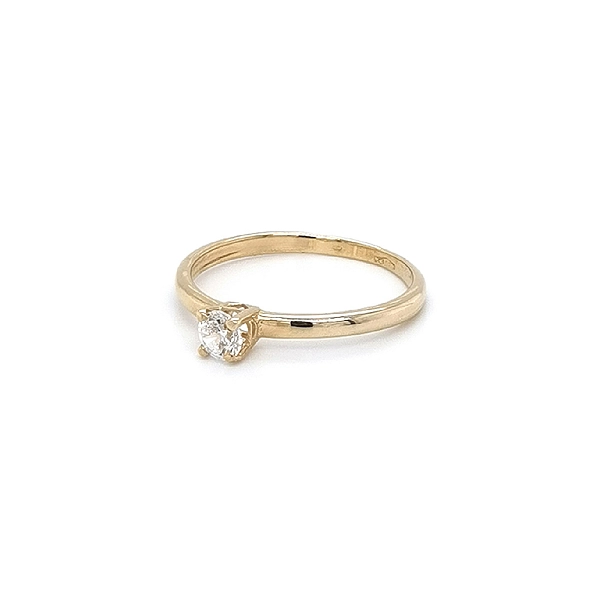 Nhẫn đính hôn bằng vàng với đá zircon