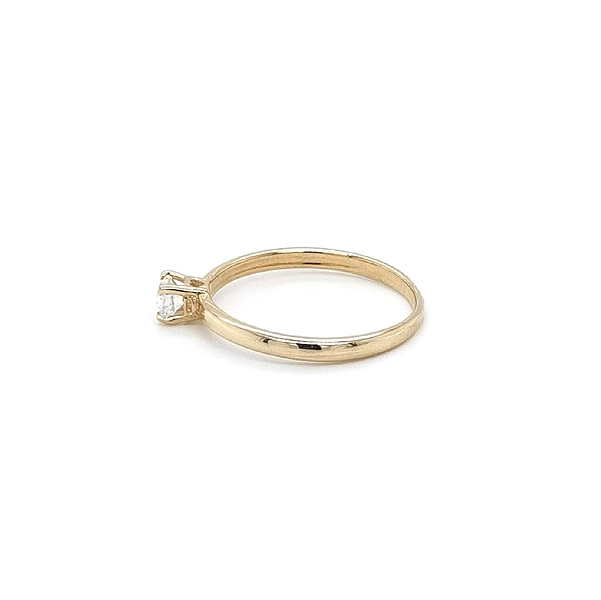 Nhẫn đính hôn bằng vàng với đá zircon