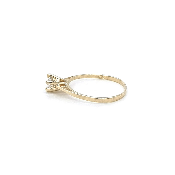 Nhẫn đính hôn bằng vàng với đá zircon