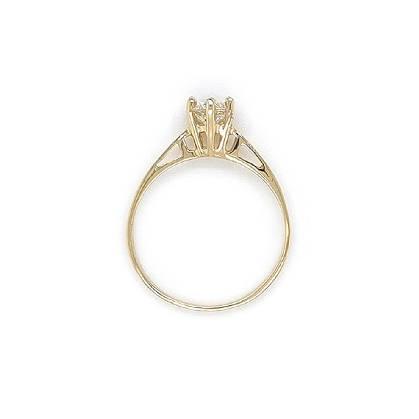 Nhẫn đính hôn bằng vàng với đá zircon