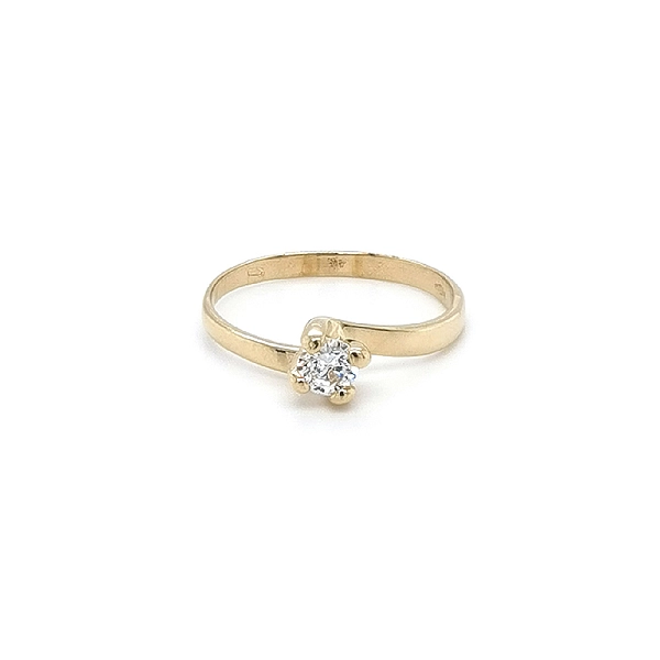 Nhẫn đính hôn bằng vàng với đá zircon