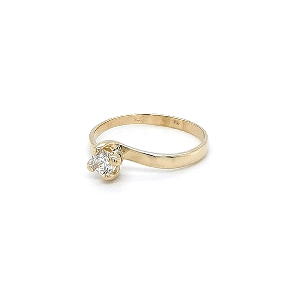 Nhẫn đính hôn bằng vàng với đá zircon