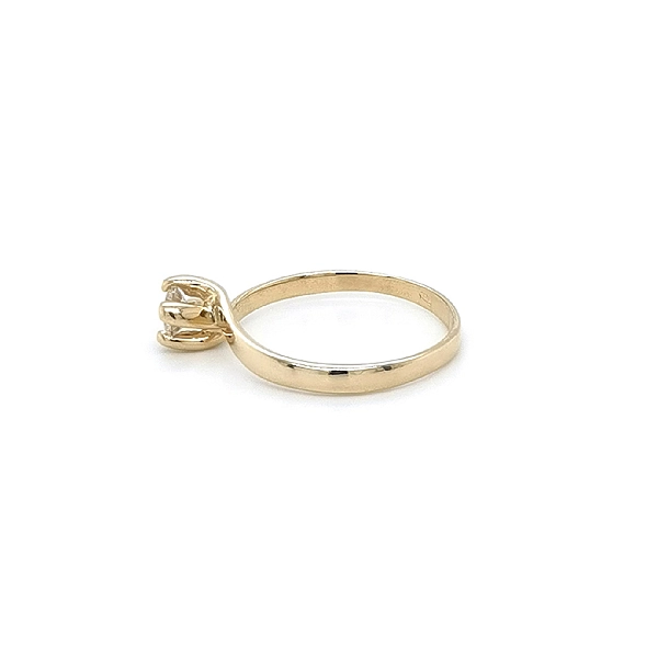 Nhẫn đính hôn bằng vàng với đá zircon