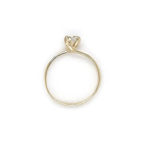 Nhẫn đính hôn bằng vàng với đá zircon