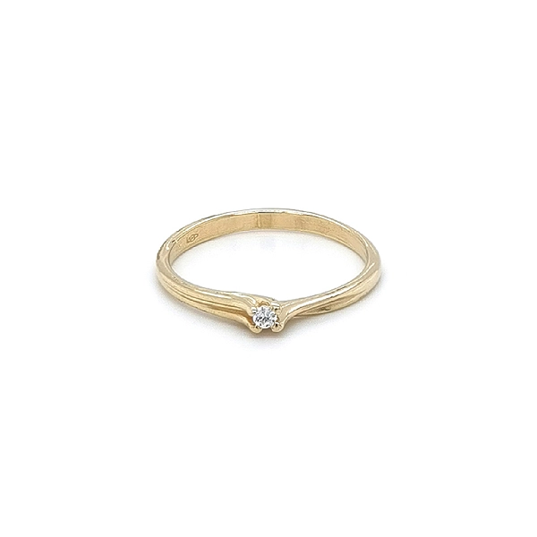 Nhẫn đính hôn bằng vàng với đá zircon