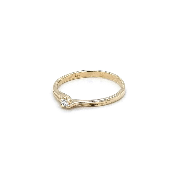 Nhẫn đính hôn bằng vàng với đá zircon