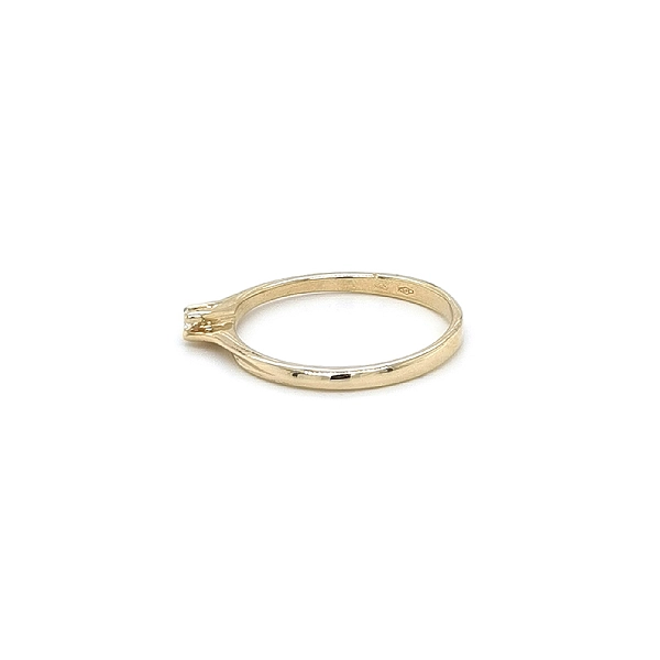 Nhẫn đính hôn bằng vàng với đá zircon