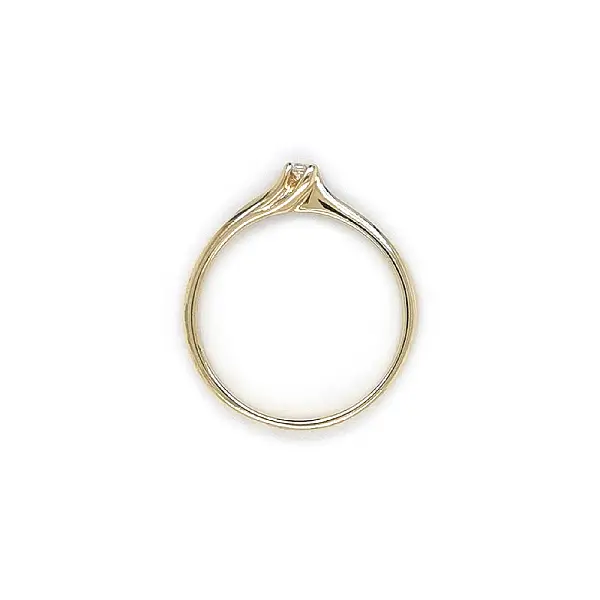 Nhẫn đính hôn bằng vàng với đá zircon