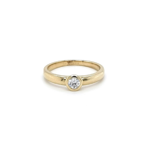 Nhẫn đính hôn bằng vàng với đá zircon