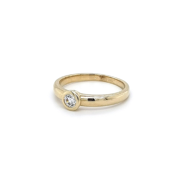 Nhẫn đính hôn bằng vàng với đá zircon