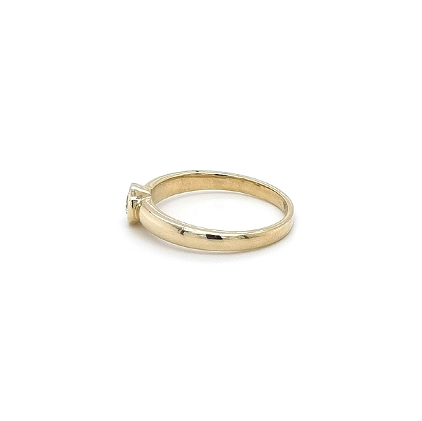 Nhẫn đính hôn bằng vàng với đá zircon