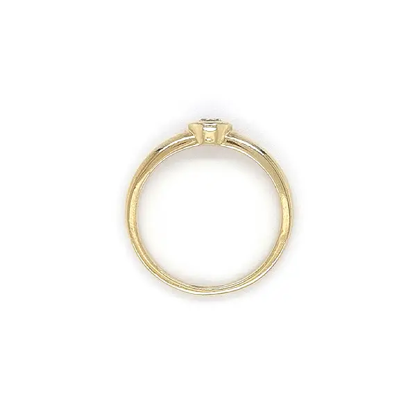 Nhẫn đính hôn bằng vàng với đá zircon