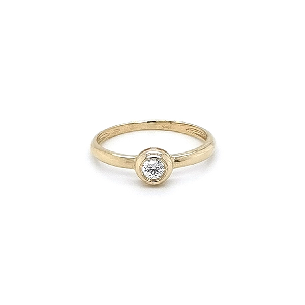 Nhẫn đính hôn bằng vàng với đá zircon