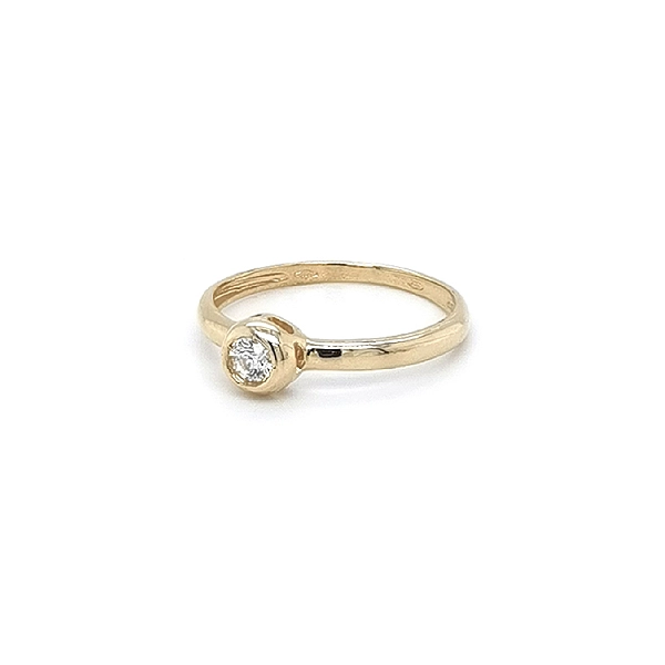 Nhẫn đính hôn bằng vàng với đá zircon