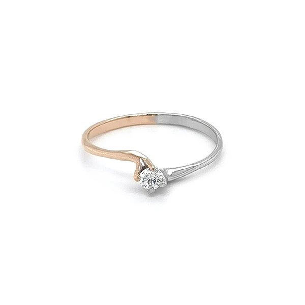Nhẫn đính hôn với đá zircon làm từ vàng kết hợp