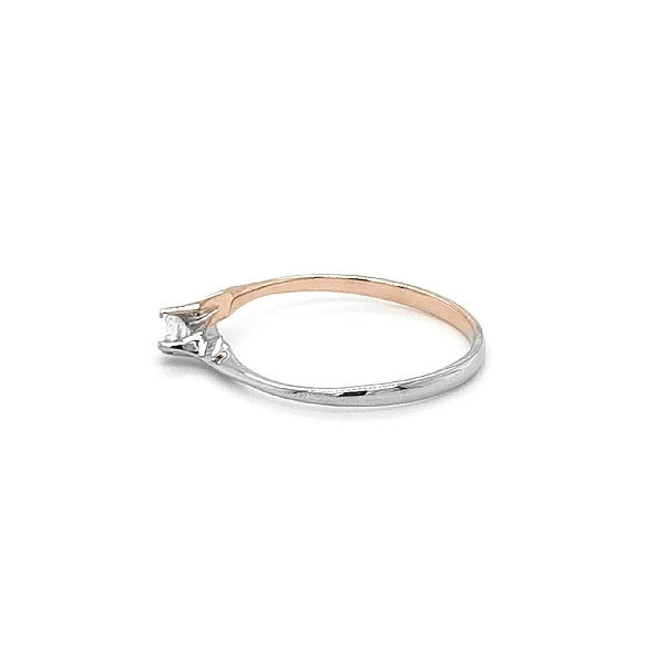 Nhẫn đính hôn với đá zircon làm từ vàng kết hợp