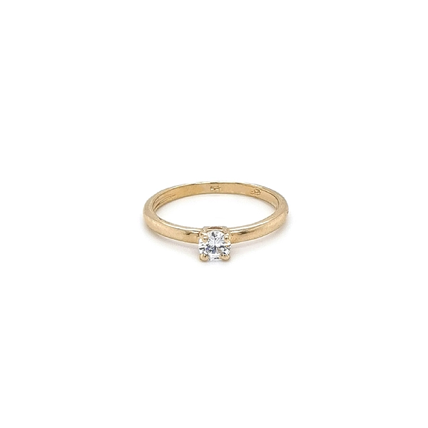 Nhẫn đính hôn bằng vàng với đá zircon