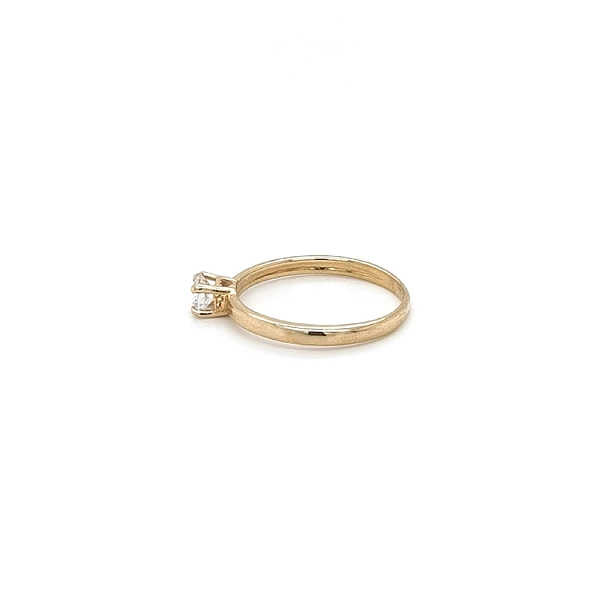 Nhẫn đính hôn bằng vàng với đá zircon