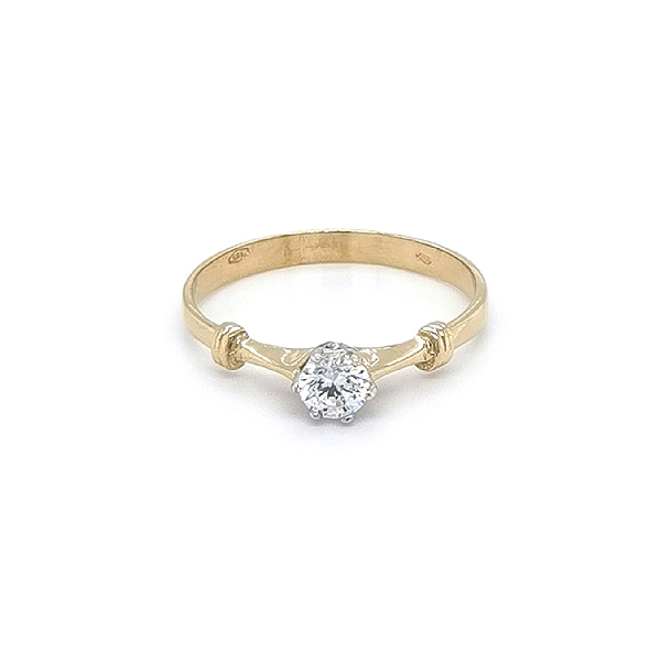 Nhẫn đính hôn bằng vàng với đá zircon