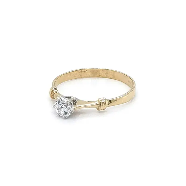 Nhẫn đính hôn bằng vàng với đá zircon