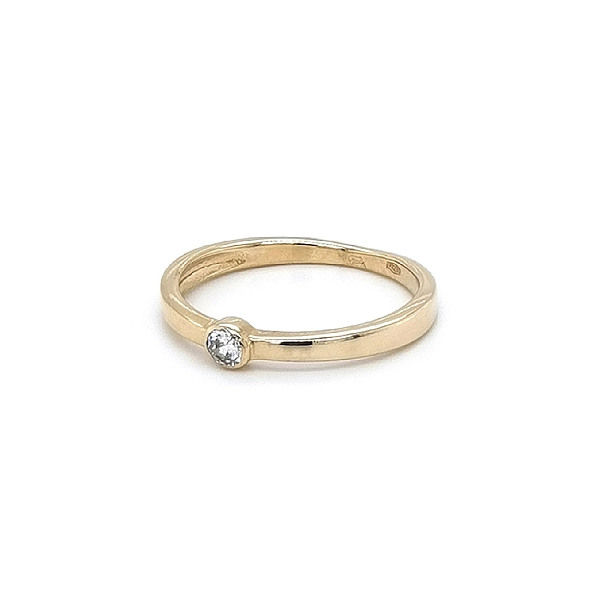 Nhẫn đính hôn bằng vàng với đá zircon