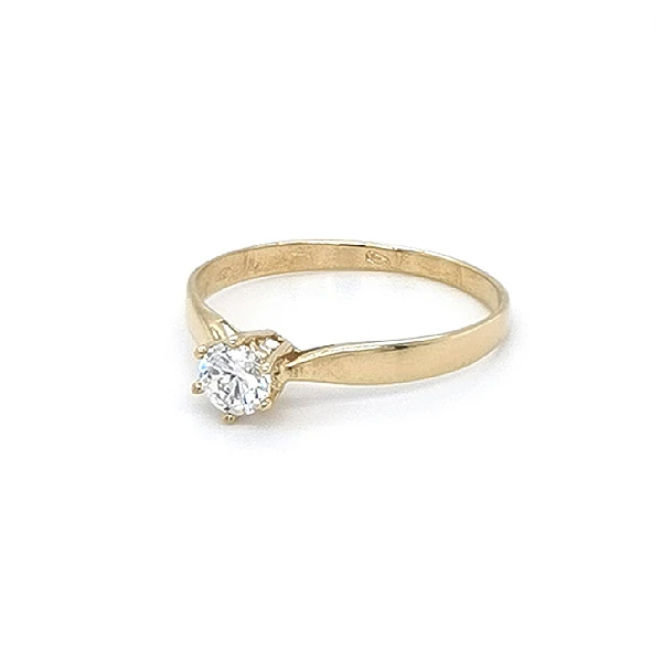 Nhẫn đính hôn bằng vàng với đá zircon