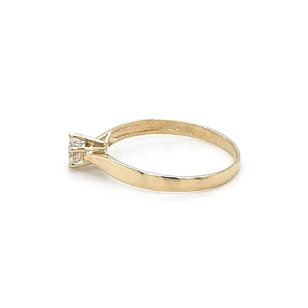 Nhẫn đính hôn bằng vàng với đá zircon