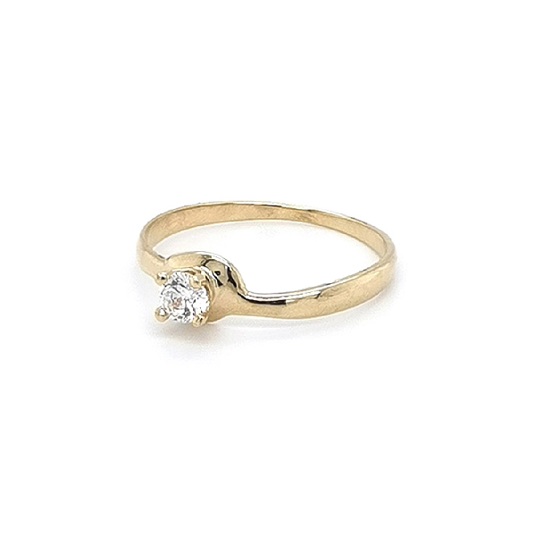 Nhẫn đính hôn bằng vàng với đá zircon